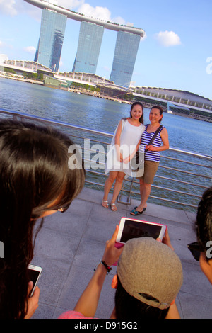 Singapur, Singapur River Water, Marina Bay Water, Merlion Park, Asiaten ethnischen Einwanderer Minderheit, Erwachsene Erwachsene Frau Frauen weibliche Dame, p Stockfoto