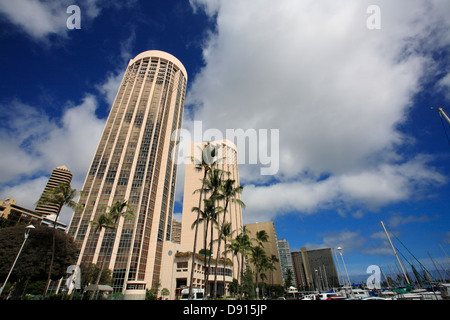 WAIKIKI, HAWAII, 2. Juni 2013. Das Hawaii Prince Hotel Waikiki neben Ala Wai Yacht Harbor im Weitwinkel. Stockfoto