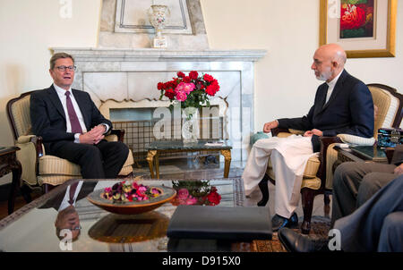 Außenminister Guido Westerwelle (FDP) Spricht bin 09.06.2013 in Kabul in Afghanistan Mit Dem Präsidenten Hamid Karsai. Westerwelle Spricht Mit Karsai Unter flektiert Über Die Übergabe der Sicherheitsverantwortung Und Den Abzug der internationalen Kampftruppen. Foto: Nicolas Armer/dpa Stockfoto