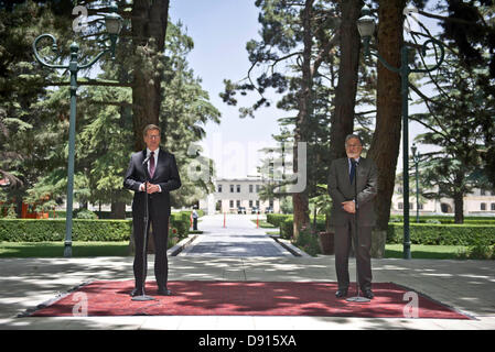 Außenminister Guido Westerwelle (FDP, l) Gibt bin 09.06.2013 in Kabul in Afghanistan Zusammen Mit Dem Afghanischen Außenminister Zalmai Rassoul (r) Eine Pressekonferenz. Westerwelle Sagte, Dass er einer der Übergabe der Sicherheitsverantwortung Und Dem Abzug der internationalen Kampftruppen Festhalten Will. Foto: Nicolas Armer/dpa Stockfoto