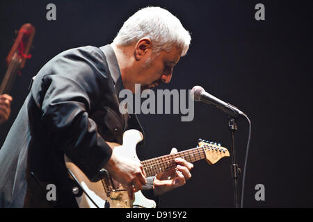 London, UK. 7. Juni 2013. Italienische Blues-Symbol führt Pino Daniele zum ersten Mal in London im Barbican Centre vor ausverkauftem Haus. Bildnachweis: Theodore Liasi/Alamy Live Newssinging Stockfoto