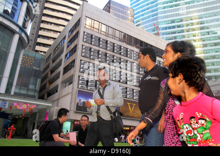 Singapur, Raffles Place, zentrales Geschäft, Finanzviertel, plaza, Asiaten Ethnische Immigranten Minderheit, Erwachsene Erwachsene Erwachsene Mann Männer männlich, Frau wo Stockfoto