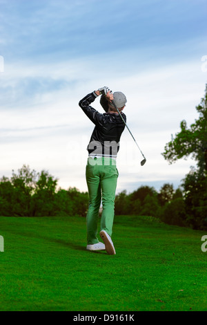 Junger Mann beim Golfen Stockfoto