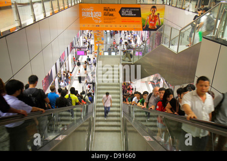 Singapore Dhoby Ghaut MRT Station, U-Bahn-Zug, Rolltreppe, Pendler, Reiter, asiatischer Mann Männer männlich, Frau weibliche Frauen, Plattform, Sing130201245 Stockfoto