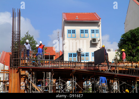 Singapur, Horne Road, unter neuen Baustelle Baumeister, Gebäude, Arbeiter, Hüte, Asiaten ethnischen Einwanderer Minderheit, Erwachsene ein Stockfoto