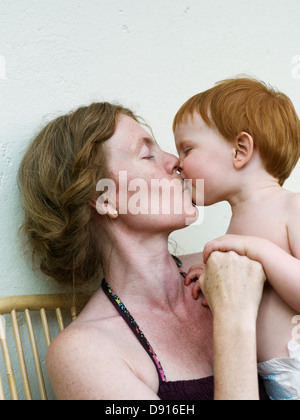 Mutter, Töchterchen küssen Stockfoto