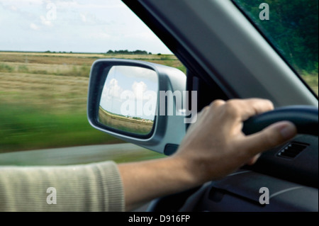 Mans Hand am Lenkrad Stockfoto