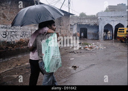 Zwei Männer gehen im Regen. Jaipur, Rajasthan, Indien Stockfoto