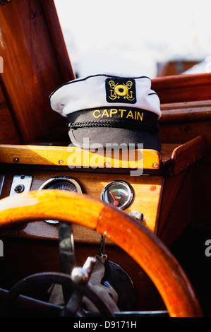 Lenkrad und Kapitäne Hut im Boot Stockfoto