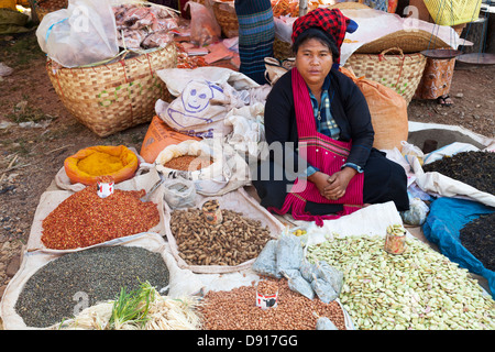 Frau verkauft Nüssen und Gewürzen am Markttag in einem kleinen Dorf von Inle Lake, Myanmar Stockfoto