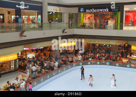 Singapur, The Shoppes at Marina Bay Water Sands, Geschäfte, Shopping Shopper Shopper Geschäfte Geschäfte Markt Märkte Marktplatz Kauf Verkauf, Einzelhandel Store stor Stockfoto