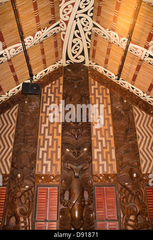 dh Waitangi-Vertrag WAITANGI NEUSEELAND Whare Runanga Interior Maori Meeting House Schnitzereien Schnitzereien Marae Kultur traditionelle Anlage Stockfoto