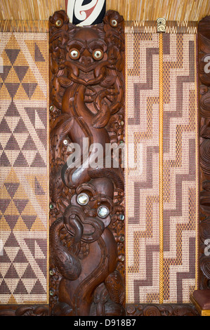 dh Waitangi-Vertrag WAITANGI NEUSEELAND Whare Runanga Interior Maori Meeting House Schnitzereien Stammesplatten Schnitzereien Skulpturen Kultur Bay Inseln Stockfoto