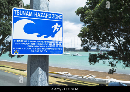 Dh Tsunami Hazard Zone RUSSELL NEUSEELAND Erdbeben zeichen Meer Strand Warnung Stockfoto