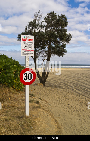 dh Ninety Mile Beach AHIPARA NEUSEELAND 30 mph Geschwindigkeit Begrenzt Verkehr Wegweiser auf der Annäherung an Strand nz Straßenschild 90 Nordinsel Stockfoto