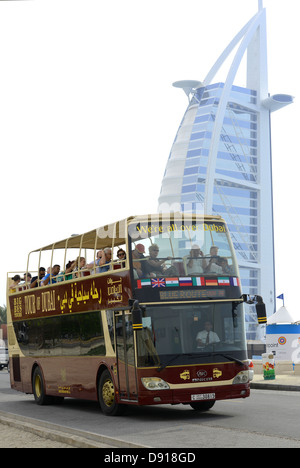Sightseeing-Bus außerhalb Hotel Burj Al Arab, Dubai, Vereinigte Arabische Emirate Stockfoto