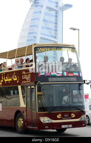 Sightseeing-Bus außerhalb Hotel Burj Al Arab, Dubai, Vereinigte Arabische Emirate Stockfoto