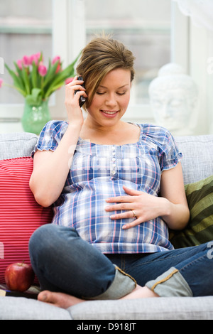 Eine schwangere Frau mit ihrem Handy telefonieren, Schweden. Stockfoto