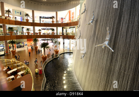 Die Dubai Mall. Tauchen Männer Skulptur, Taucher Tauchen Kunst Statuen in der Dubai Mall, Dubai, Vereinigte Arabische Emirate Stockfoto