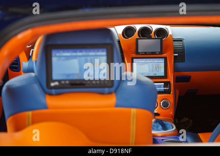 Auto nach dem tuning mit großen Stereo-System. Stockfoto