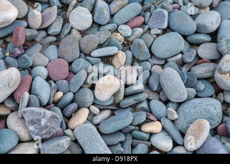 Sortierte glatten abgerundeten Steinen entlang des Meeres oder eines Flusses. Stockfoto