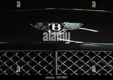 Nahaufnahme der Bentley-Logo auf schwarzen Limousine. Stockfoto