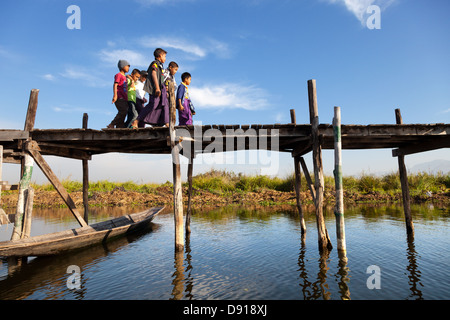 Kinder auf einem Steg von Inle Lake, Myanmar 6 Stockfoto