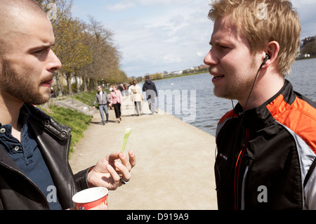 Zwei Männer reden außerhalb. Stockfoto