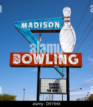 Bowling Pin Schild an einer einer Gasse in Madison Tennesee Stockfoto