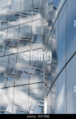 Reflexionen von 100 11th Avenue in der IAC-Gebäude Stockfoto