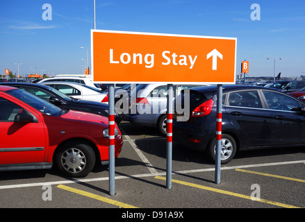 Lange Aufenthalt Parkplatz, Flughafen Long Stay Parkplatz Schild, Heathrow, England, UK Stockfoto