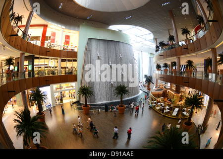 Die Dubai Mall. Tauchen Männer Skulptur, Taucher Tauchen Kunst Statuen in der Dubai Mall, Dubai, Vereinigte Arabische Emirate Stockfoto