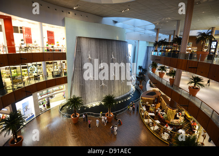 Die Dubai Mall. Tauchen Männer Skulptur, Taucher Tauchen Kunst Statuen in der Dubai Mall, Dubai, Vereinigte Arabische Emirate Stockfoto