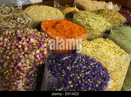 Gewürze zum Verkauf an ein Gewürz-Souk, Dubai, Vereinigte Arabische Emirate Stockfoto