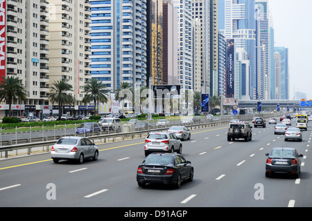 Dubai Stadt, Verkehr auf den Straßen von Dubai, Vereinigte Arabische Emirate Stockfoto