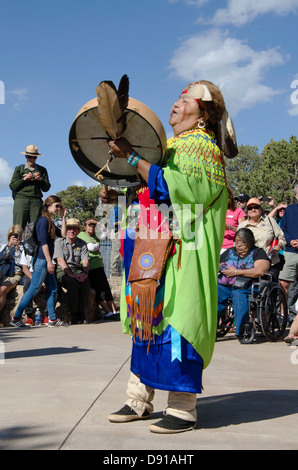 Dianna Sue Uqualla, abbildende die Havasupai Leute bietet eine traditionelle Begrüßung und hilft der renovierten Bright Angel Trail zu widmen, während das Engagement und die Band Schneiden am 18. Mai 2013. Der Bright Angel Trail ist einer der ältesten und bekanntesten Wanderwege in den Nationalpark-System. Diese Renovierung umfasst eine 3,5 Hektar große Fläche im und rund um den Bright Angel Trail und konzentriert sich auf die Schaffung einer zugänglich und komfortablen Umgebung für Besucher, die bestehende historischen Gebäuden ergänzt. Stockfoto