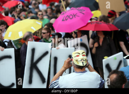 Frankfurt Main, Deutschland. 8. Juni 2013. Demonstranten marschieren durch die Innenstadt von Franfurt Main und Protest gegen Polizeiaktionen gegen Mitglieder der Occupy-Bewegung eine Woche weiter vorn, Deutschland, 8. Juni 2013 durchgeführt. Am 01. Juni 2013 wurden fast 1000 Teilnehmer einer Demonstration von Polizisten umgeben und für viele Stunden an Ort und Stelle gehalten. Foto: FRANK RUMPENHORST Credit: Dpa picture-Alliance/Alamy Live News Stockfoto