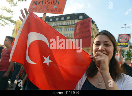 Die Teilnehmer halten Plakate, Banner und Fahnen während einer Demonstration unter dem Motto "Taksim und Istanbul" in Hamburg, Deutschland, 7. Juni 2013. Mehrere hundert Teilnehmer zeigten ihre Solidarität mit den Demonstranten in Istanbul und Ankara. Foto: MARCUS BRANDT Stockfoto