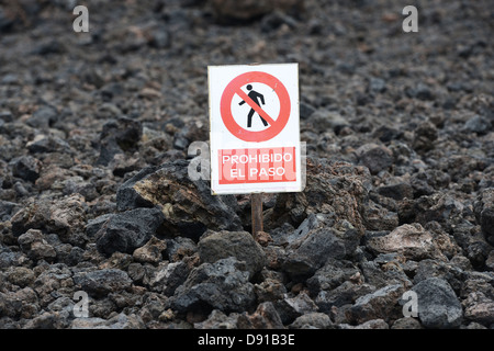 Lanzarote, Los Hervideros, Lanzarote, gehen Sie nicht auf Vulkangestein Zeichen Kanarische Inseln Stockfoto
