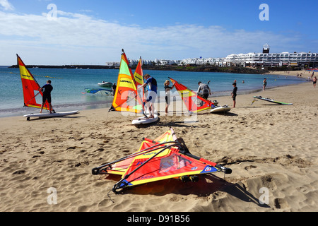 Lanzarote, Playa de Las Cucharas Strand, Costa Teguise, Lanzarote, Kanarische Inseln. Touristen die Windsurf-Unterricht. Stockfoto