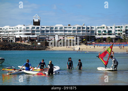Lanzarote, Playa de Las Cucharas Strand, Costa Teguise, Lanzarote, Kanarische Inseln. Touristen die Windsurf-Unterricht. Stockfoto