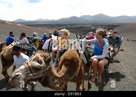 Lanzarote, Kamel reitet, Touristen genießen Kamel reiten auf Lanzarote, Kanarische Inseln Stockfoto