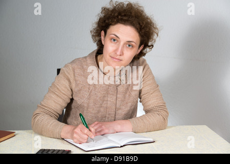 junge lockig Frau arbeitet als Buchhalterin (Buchhalter) Stockfoto