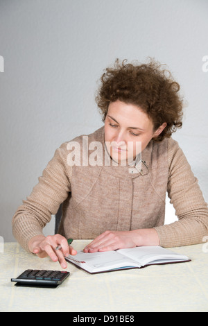 junge lockig Frau arbeitet als Buchhalterin (Buchhalter) Stockfoto