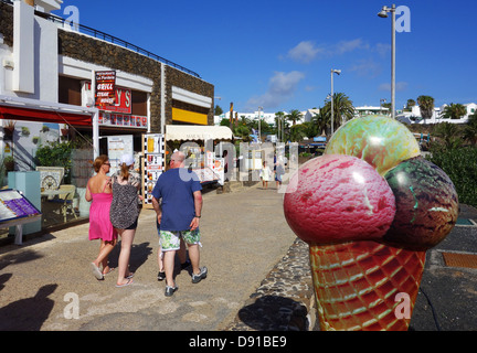 Am Strand Geschäften und Cafés von der Strand von Playa de Las Cucharas, Costa Teguise, Lanzarote, Kanarische Inseln Stockfoto