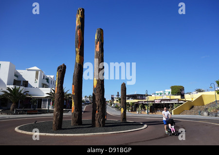 Am Strand Geschäften und Cafés von der Strand von Playa de Las Cucharas, Costa Teguise, Lanzarote, Kanarische Inseln Stockfoto