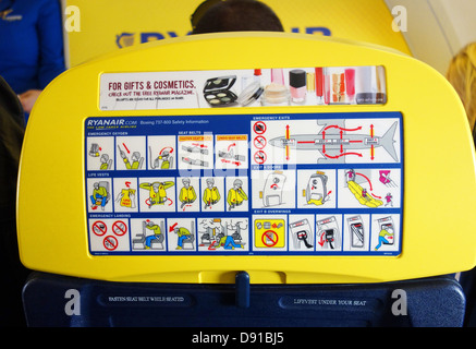 Ryanair Informationen für Notfälle, Sicherheitshinweise auf der Rückseite des Sitzes. Stockfoto