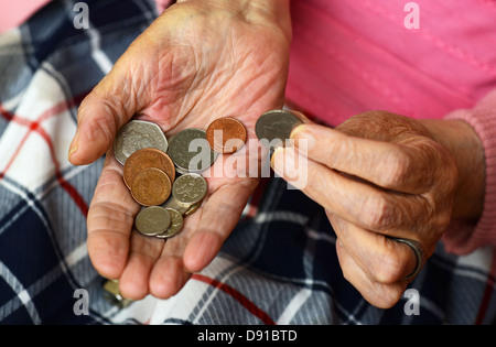 Geld, Münzen in eine ältere Frau Hände, Nahaufnahme von Bargeld in Händen der älteren Frau Stockfoto