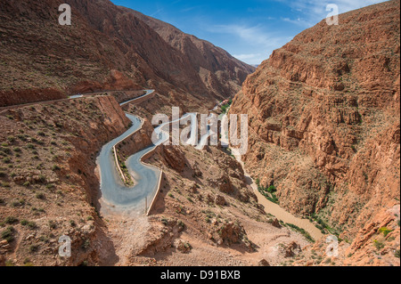 Kurvenreiche Straße in Marokko Dades Schlucht Stockfoto