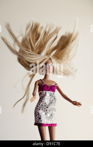 Barbie-Puppe vor einem weißen Hintergrund, Schweden fallen. Stockfoto